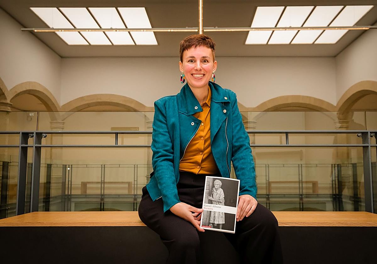 Albizua posa con un ejemplar de 'Termita' tras ganar el Premio Euskadi.
