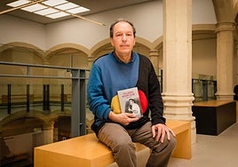 Markos Zapiain, 'Txillardegi hizkuntzalari' saiakera eskuan duela.