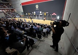 Un cámara de televisión enfoca al público del Bizkaia de Bilbao en una final del Manomanista.