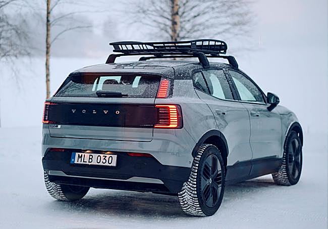 El EX30 Cross Country ofrece tracción integral (4x4) por ir propulsado por dos motores que, conjuntamente, llegan a los 428 CV, siendo ideal para aventuras fuera de carretera