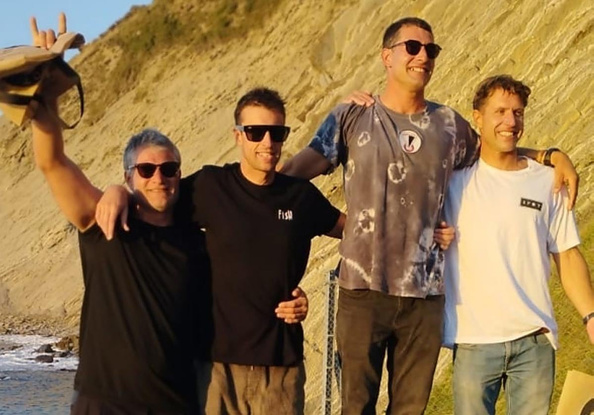 Podios de las diferentes categorías del Campeonato local de surf y bodyboard, disputado el sábado en la playa de Itzurun.