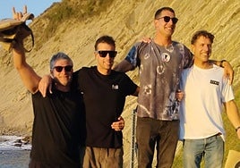 Podios de las diferentes categorías del Campeonato local de surf y bodyboard, disputado el sábado en la playa de Itzurun.