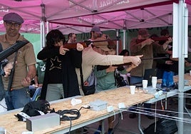 Los conciertos se desarrollaron desde las 20.30 horas en la plaza de Atsegindegi, mientras que la sesión de tiro con carabina fue en el Paseo de los Tilos.