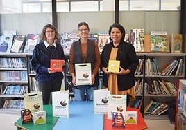 Luxia Iriondo, técnica de Cultura, Ana Pozas, concejala de Cultura, y Ana Molina de asociación Mestiza.