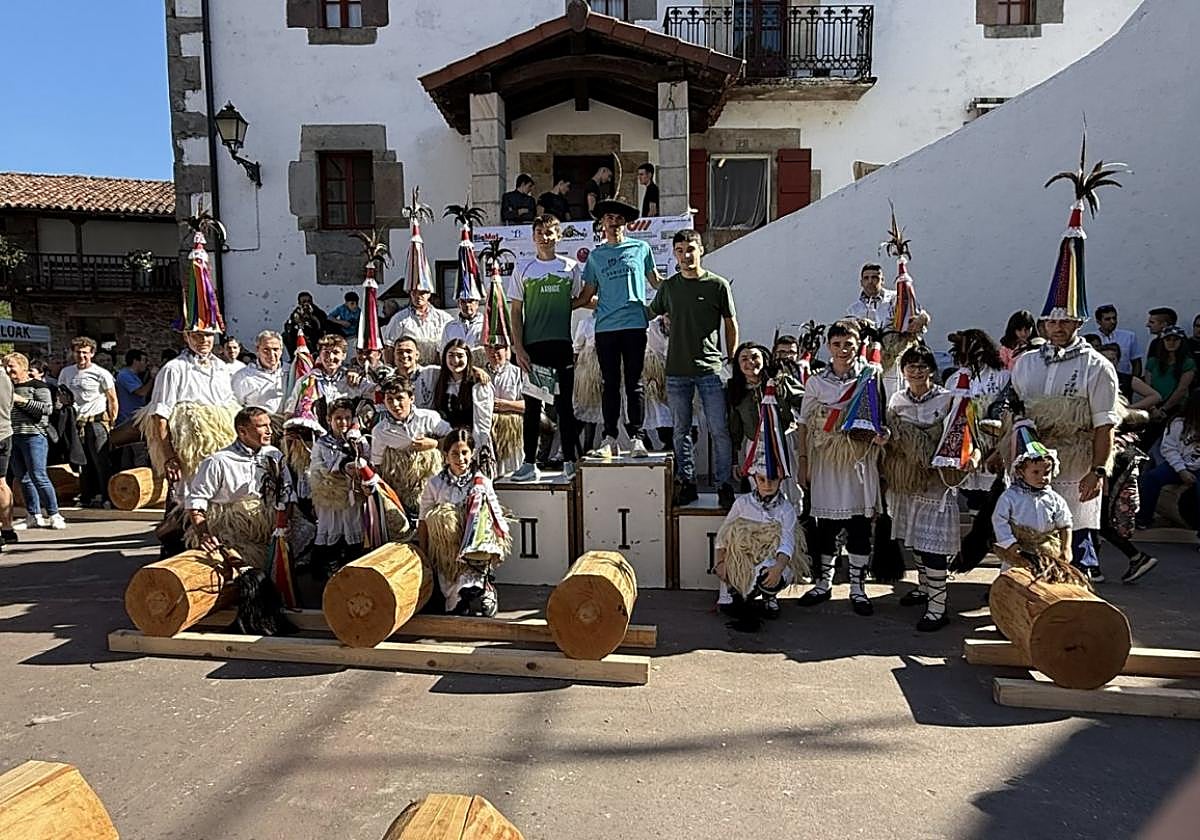 Participates con ganadroes de la carrera de montaña en el Euskararen Eguna de Zubieta.