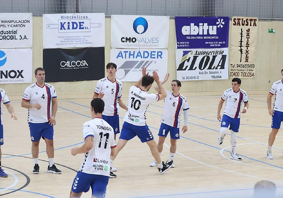 El sénior masculino sucumbió por primera vez tras cuatro jornadas perfectas frente al Romo en un difícil partido en Getxo.