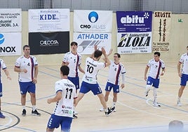 El sénior masculino sucumbió por primera vez tras cuatro jornadas perfectas frente al Romo en un difícil partido en Getxo.