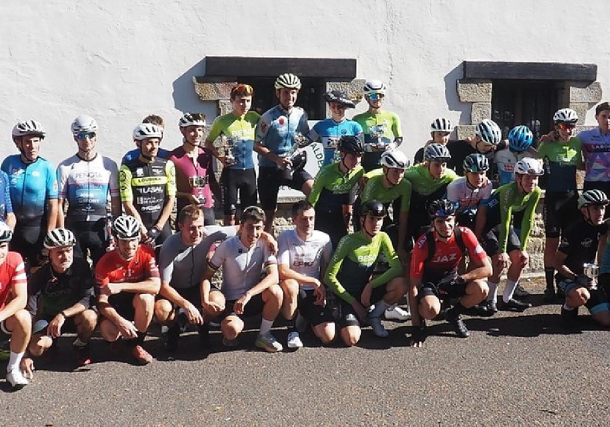 Los participantes en la XXXIII Subida a Idotorbe posan tras la entrega de premios.