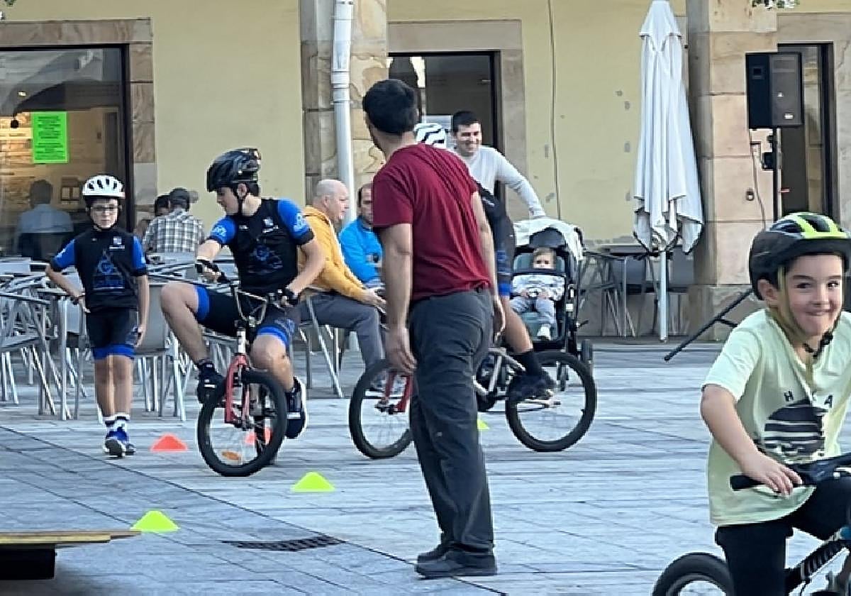 La fiesta reunió a medio centenar de niños y niñas en la plaza.