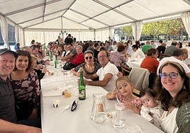 Un total de 150 socios y familiares participaron en la comida celebrada bajo la carpa de Zelai Arizti.