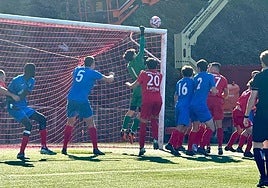 La presión sobre la meta de los oñatiarras fue una constante.