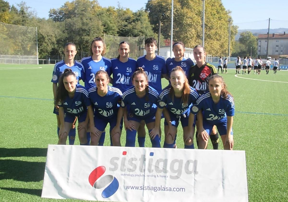 Las chicas del Oiartzun minutos antes de dar inicio al partido.