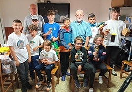 Participantes y organizadores tras la entrega de premios.