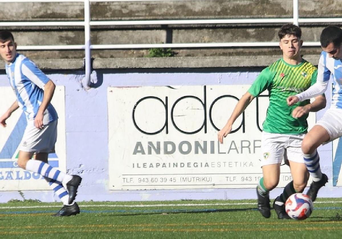 Un jugador del Mutriku pugna por un balón en un encuentro disputado en el estadio de San Miguel.