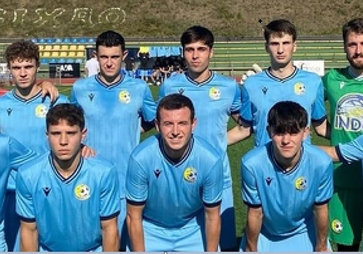 Los jugadores del Orioko, con la camiseta azul, antes del partido del sábado en Zumarraga.