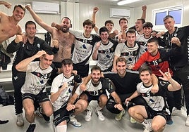 Asi de contentos posaban en Tarazona tras ganar y quedarse solos en la cabeza de la clasificación.