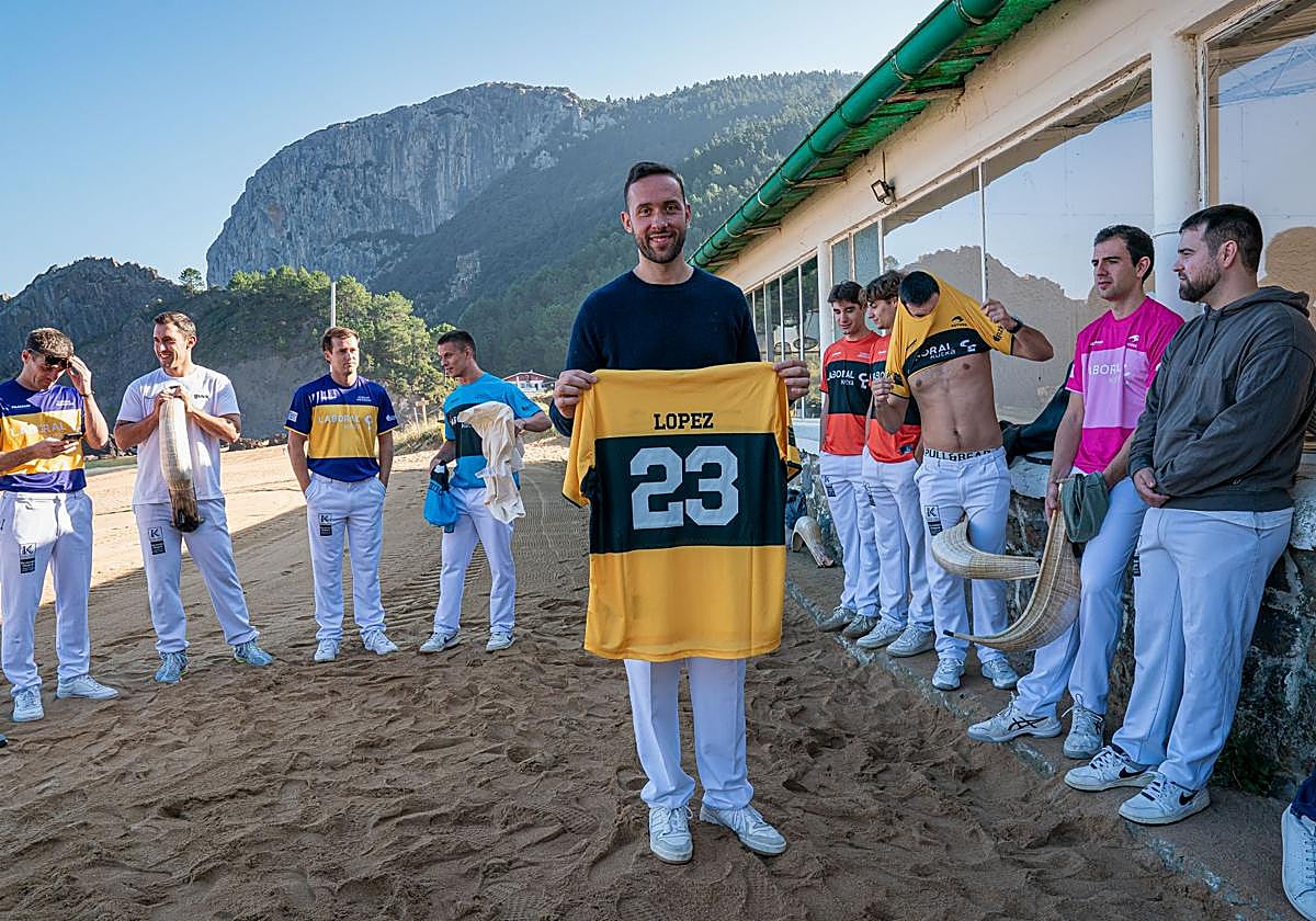 Imanol López muestra en la playa de Laga la camiseta con la que disputará su último Winter Series.