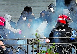 Ertzainas antidisturbios durante los incidentes del pasado domingo en Vitoria.