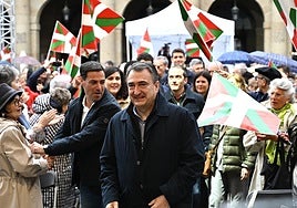 Aitor Esteban con el lehendakari Imanol Pradales.