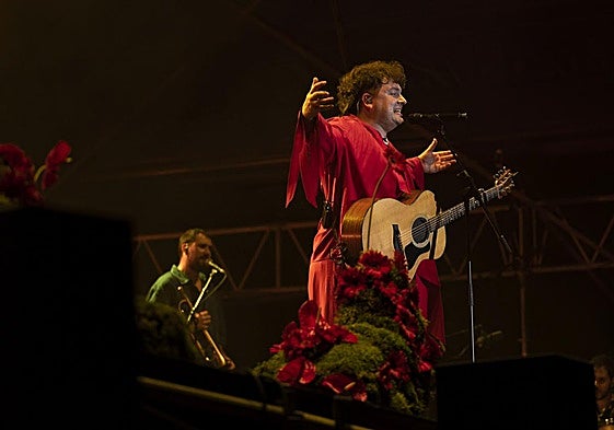 El cantante de Janus Lester, Jokin Pinatxo, durante el concierto que el grupo ofreció durante la Semana Grande donostiarra.