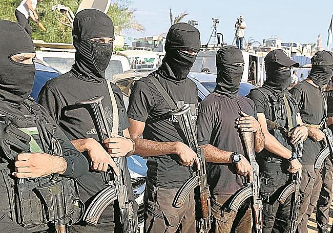 Miembros de Hamás, durante una entrega de rehenes en Jan Yunis