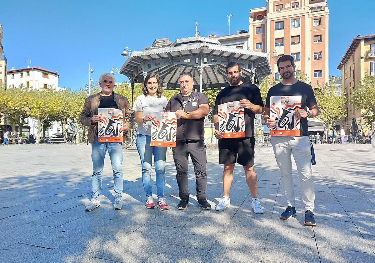 Galarza, Alzaga, Mitxelena, Busto y Gallardo frente al quiosco que albergará la clausura del festival.