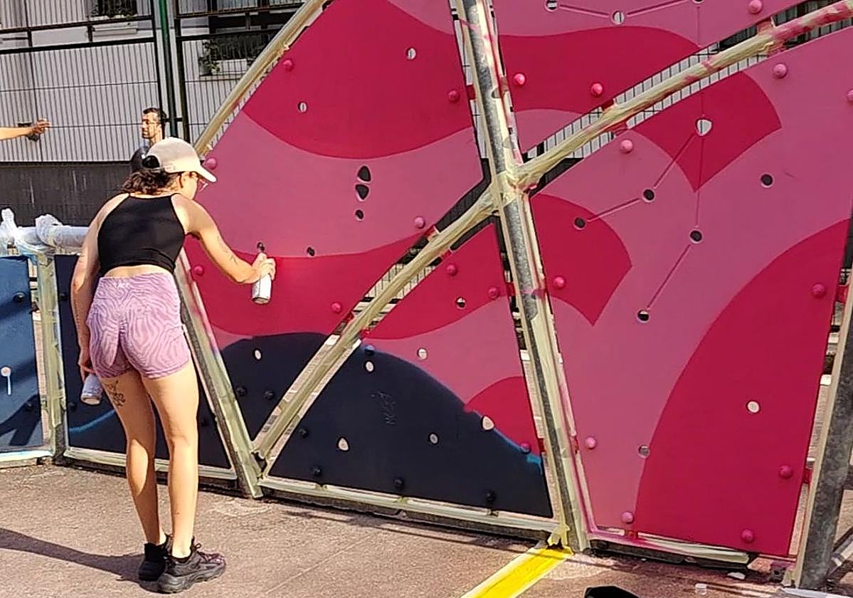 Una de las participantes en la transformación de la pista deportiva.