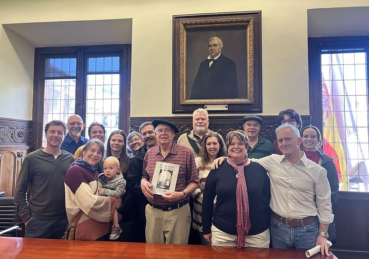 Emotivo momento en el salón de Plenos.