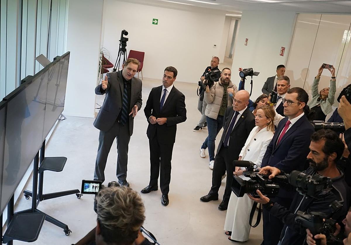 El lehendakari, Imanol Pradales, y el vicepresidente de IBM Quantum, Jay Gambetta (i), junto a otras autoridades en la inauguración del superordenador cuántico.