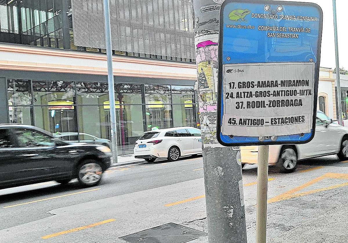 Escribe Oihana L: «Hace meses retiraron la marquesina de Dbus situada frente a la estación del tren, concretamente la de los autobuses de las líneas 17, 24, 37 y 45. Podrían volver a colocarla, por favor, antes de que empiece el mal tiempo. Somos muchos los usuarios que nos juntamos en esa parada y necesitamos resguardarnos».