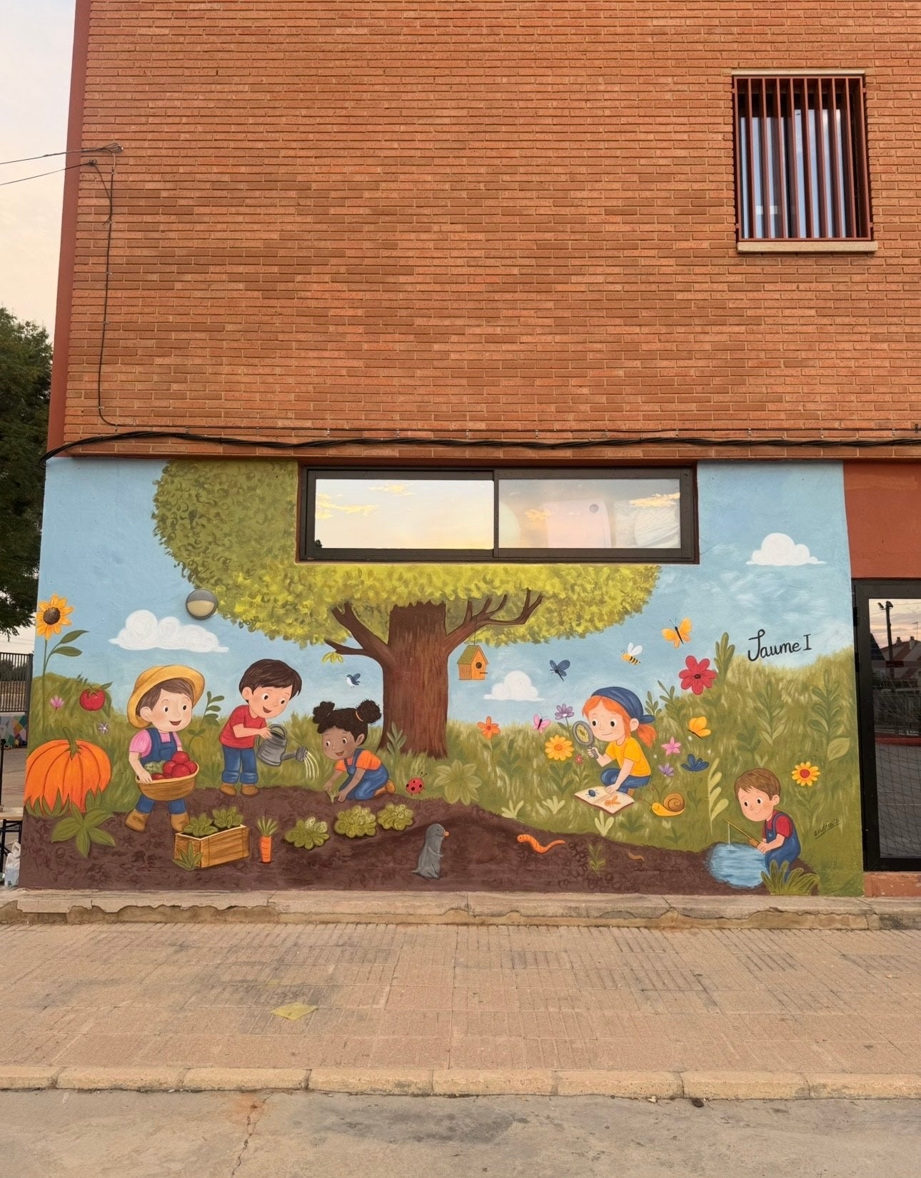 Mural pintado por la artista eibarresa Andrea García en Paiporta.