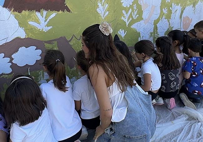 Alumnos del centro valenciano pintando el mural.