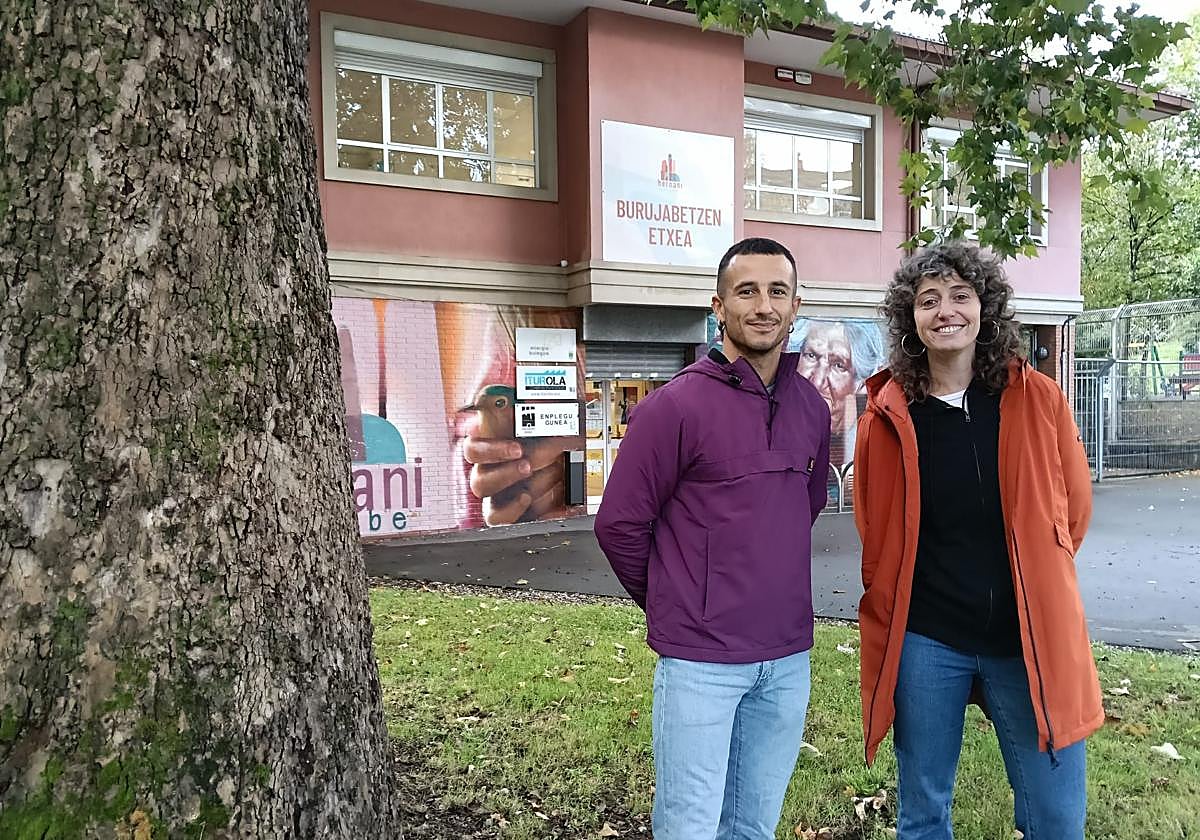 Los concejales Aitor Lukas y Patxi Ibarguren ante Burujaberen Etxea.