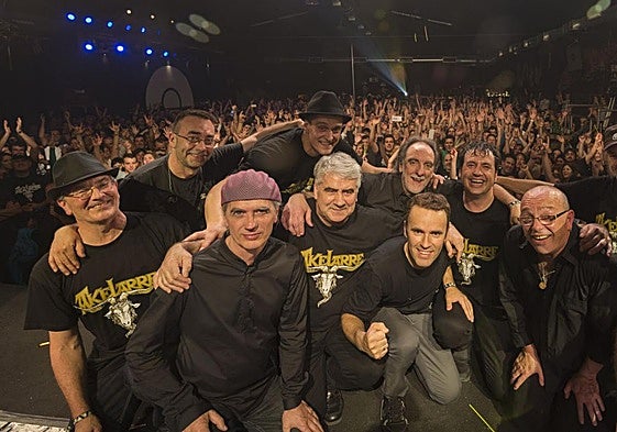 El grupo Akelarre llegó a superar los 150 conciertos al año. Aquí en un concierto en 2017, cuando regresaron para una breve gira.