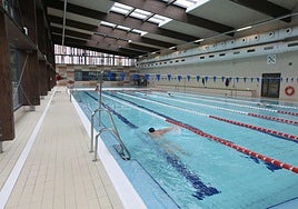 Piscina del polideportivo municipal de Etxadi.