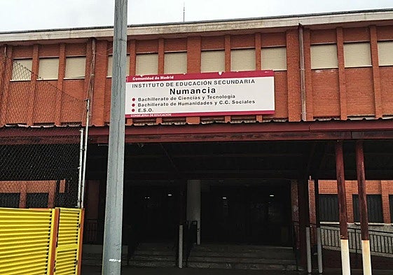 Fachada del IES Numancia de Puente de Vallecas en Madrid.