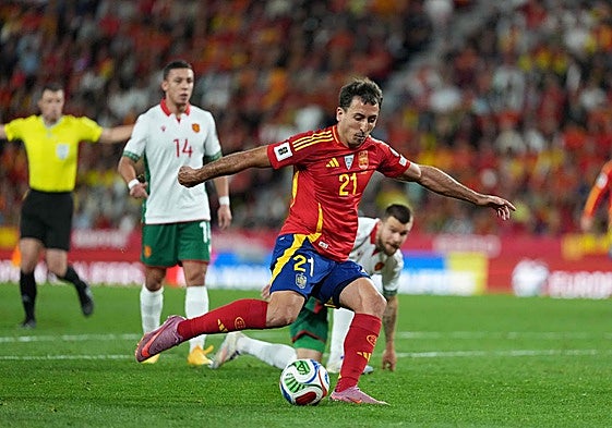 Mikel Oyarzabal, en la ocasión del minuto 33 que se le fue alta, este martes contra Bulgaria en Valladolid.