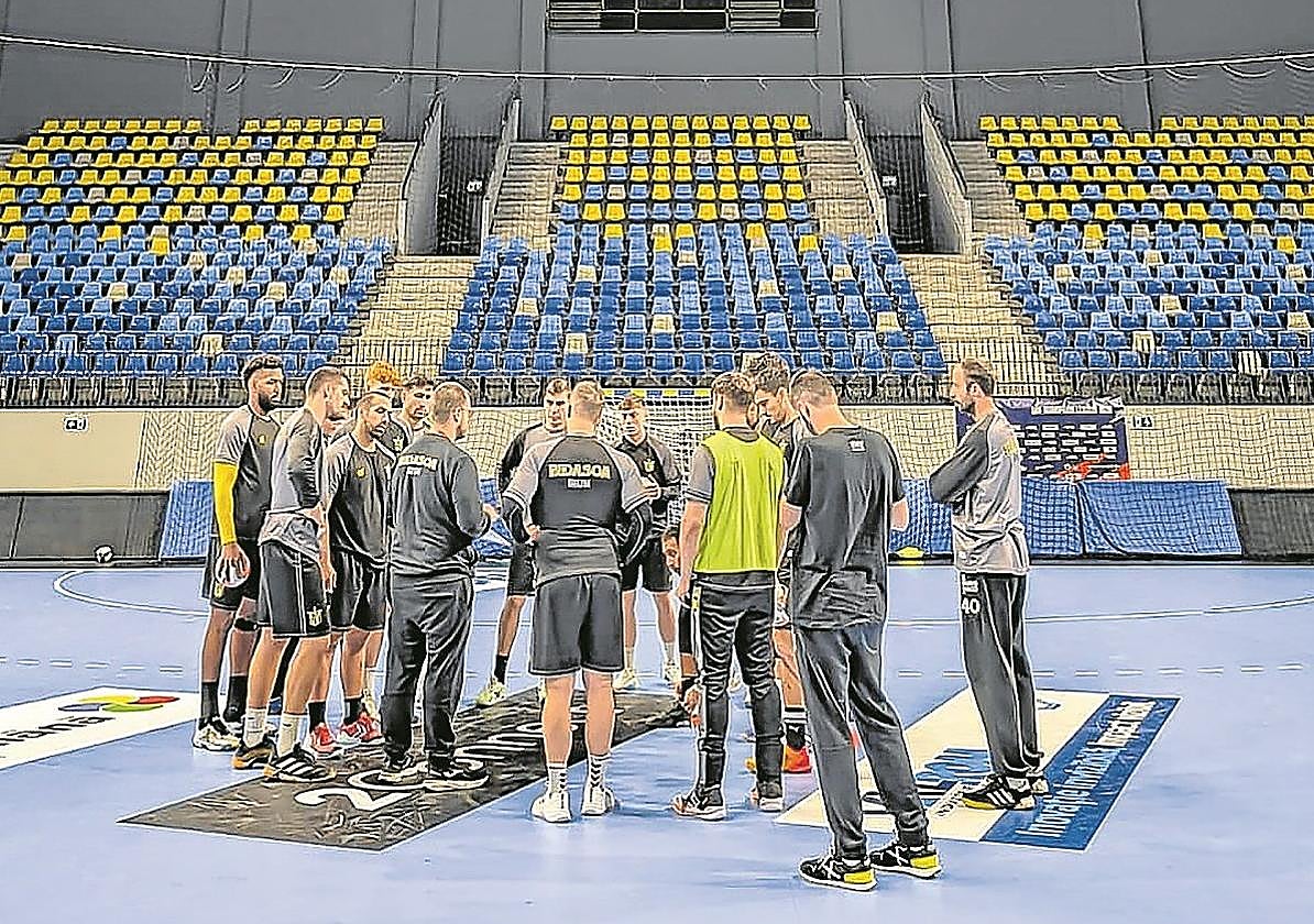 Los jugadores del Irudek Bidasoa Irun atienden las indicaciones de Mozas en Rumanía