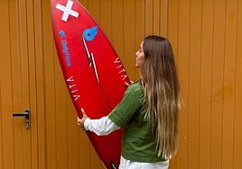 La surfista vizcaína Alazne Aurrekoetxea muestra su patrocinio con OnlyFans.