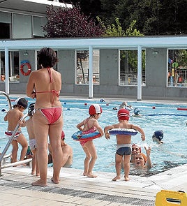 Los más pequeños vuelven a llenar las piscinas de la villa.