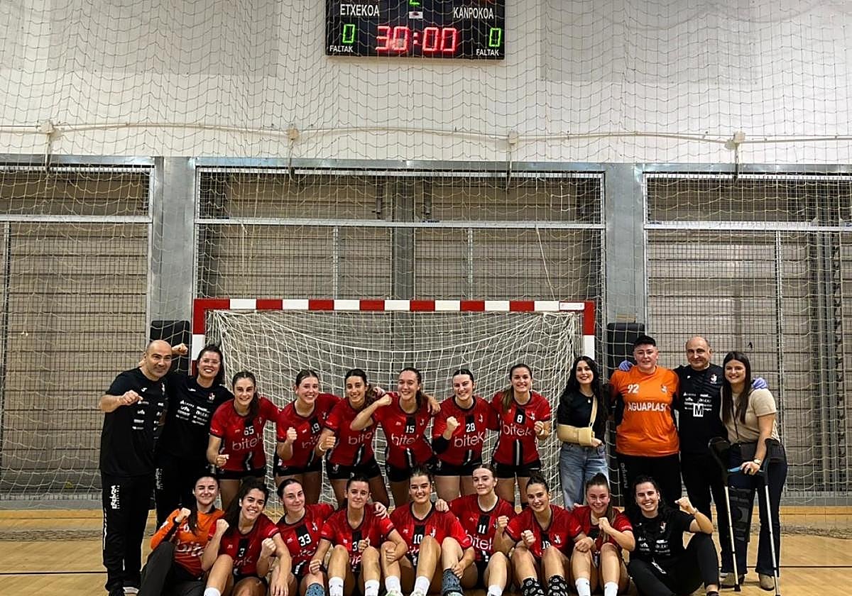 Jugadores y técnicos posaron tras el importante triunfo del equipo.