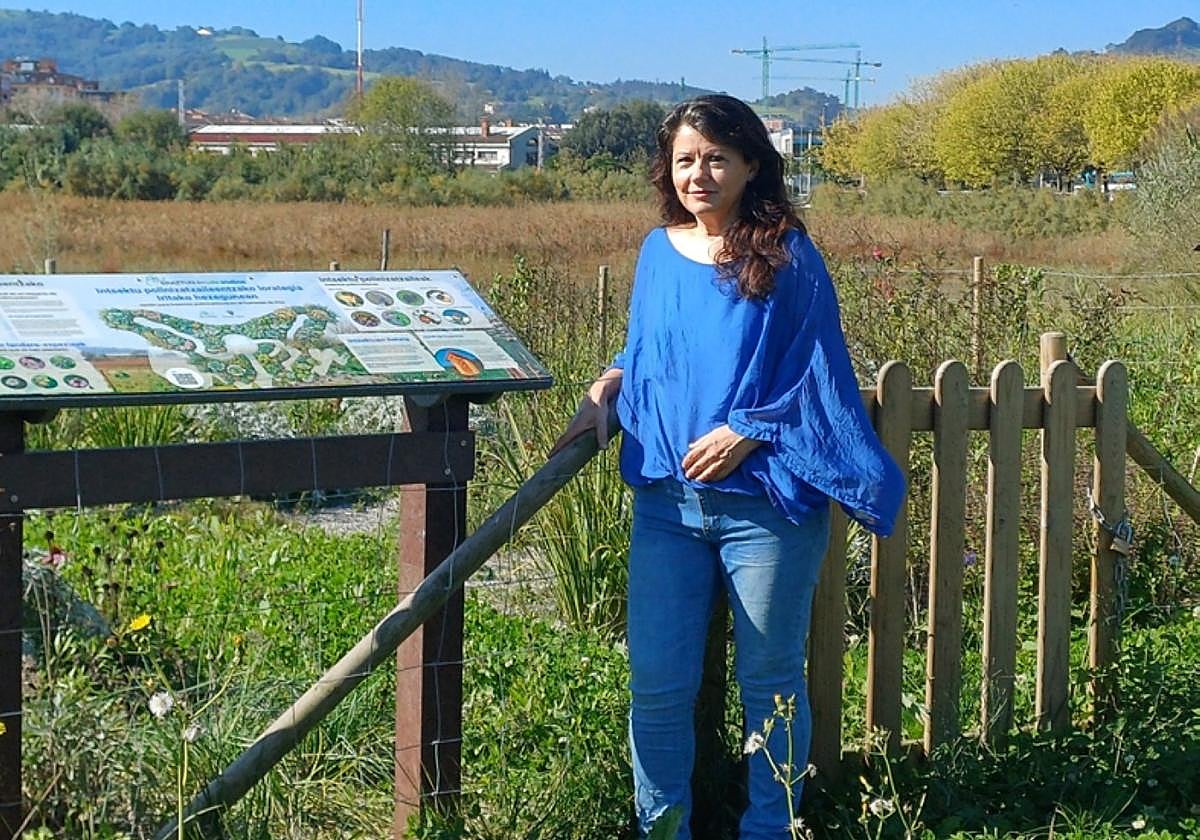 Gloria Vázquez muestra el nuevo panel informativo colocado en Irita.