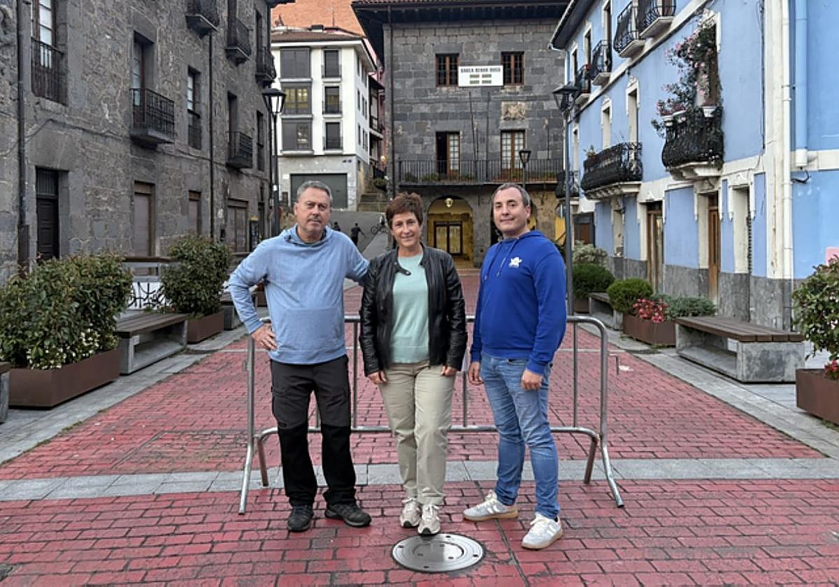 Los ediles jeltzales junto a uno de los pivotes, en Zubi Nagusia.