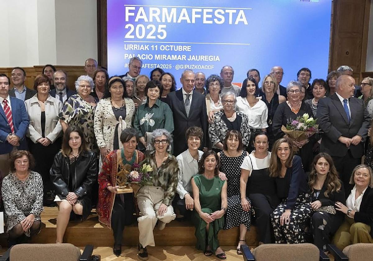 Directivos del Colegio de Farmacia, con farmacéuticos y farmacéuticas homenajeados y representantes de otros Colegios Farmacéuticos y Médicos.