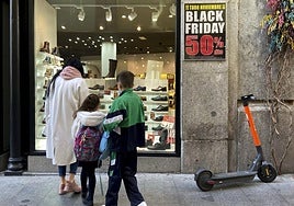 Escaparate de un comercio en San Sebastián durante un Black Friday.