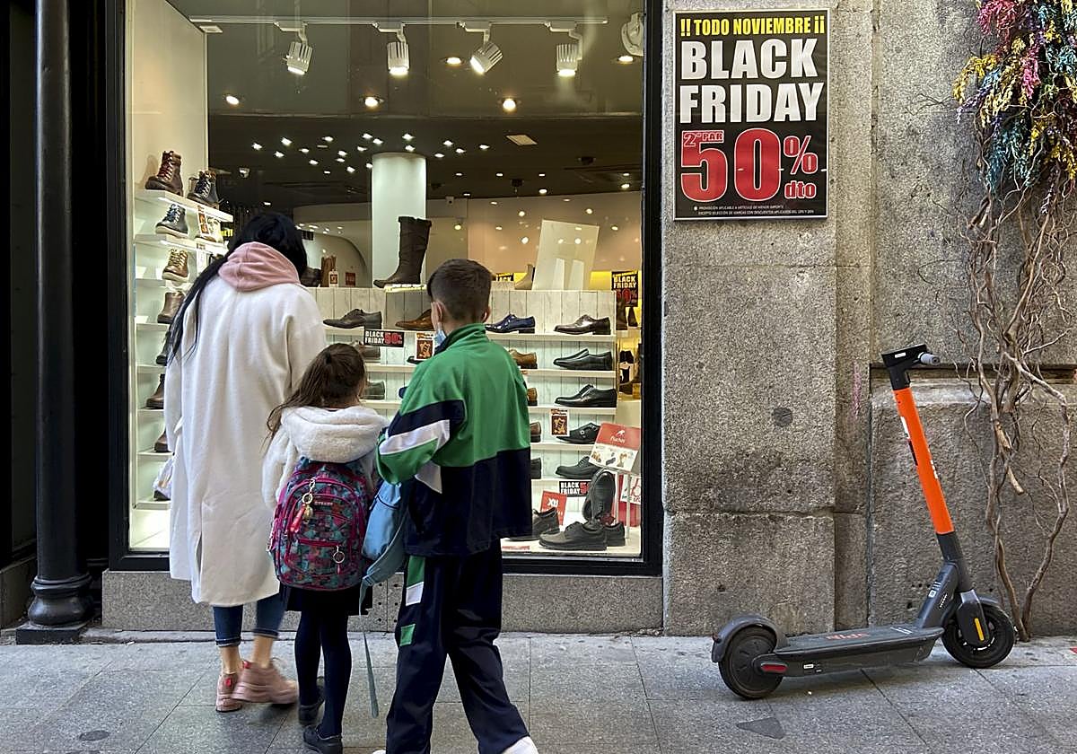 Escaparate de un comercio en San Sebastián durante un Black Friday.