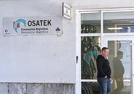 Una mujer pasa frente a la sede de la sociedad pública Osatek en el Hospital Donostia.