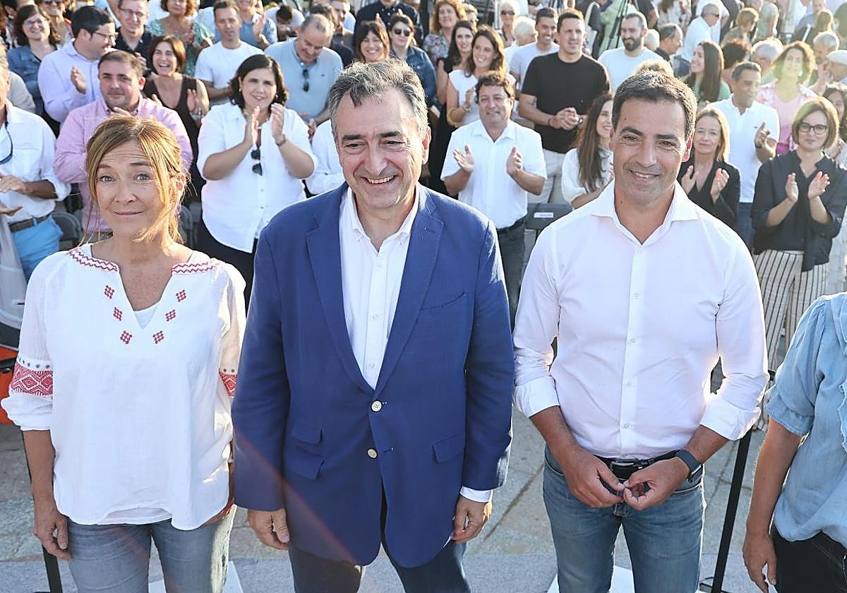 La presidenta del GBB, Euge Arrizabalaga, el líder del partido, Aitor Esteban, y el lehendakari.