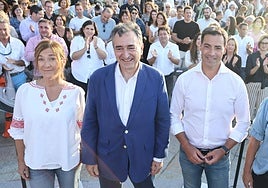 La presidenta del GBB, Euge Arrizabalaga, el líder del partido, Aitor Esteban, y el lehendakari.