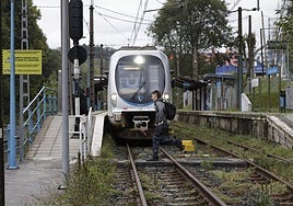 Un joven cruza las vías de Euskotren en la zona donde se va a construir una pasarela peatonal.
